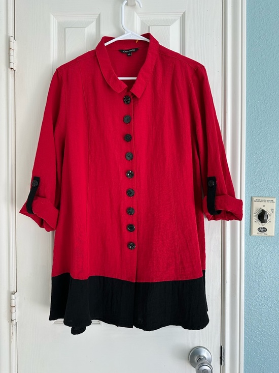 John Mark Tops - John Mark red/black colorblock l/s blouse with decorative buttons size large